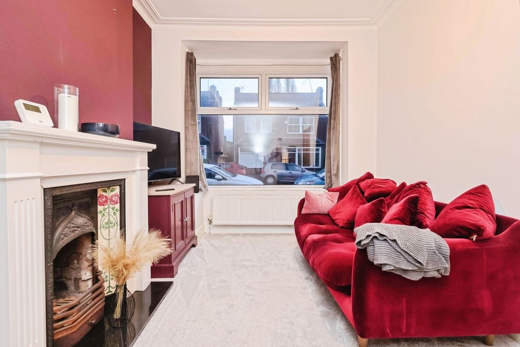 Property photo 2 of 16 Front Room