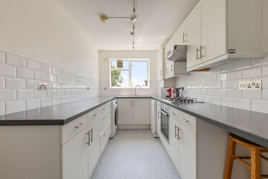 Property photo 2 of 15 43 Elsa Court, Br3 - 1