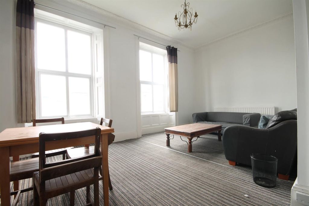 Property photo 2 of 6 192B Westgate Lounge.Jpg