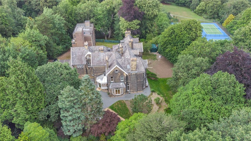 Property photo 1 of 11 The Hollies