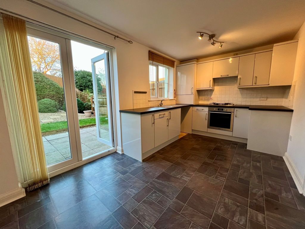 Property photo 3 of 17 Kitchen Aspect 1