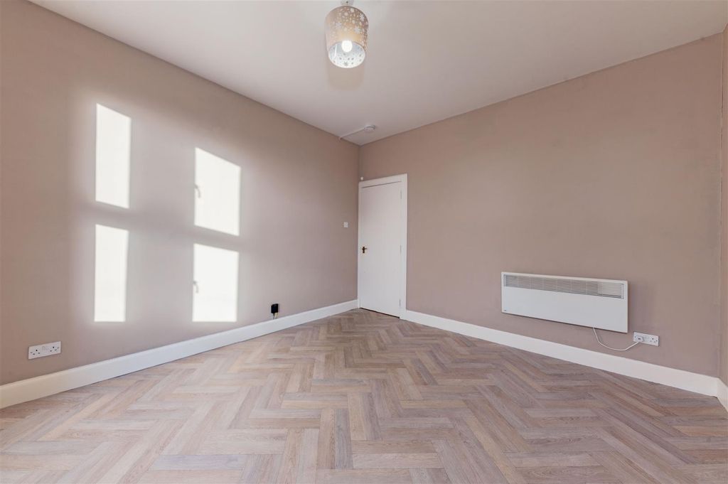 Property photo 3 of 10 1L 103 Rosebank Street Dundee-9.Jpg