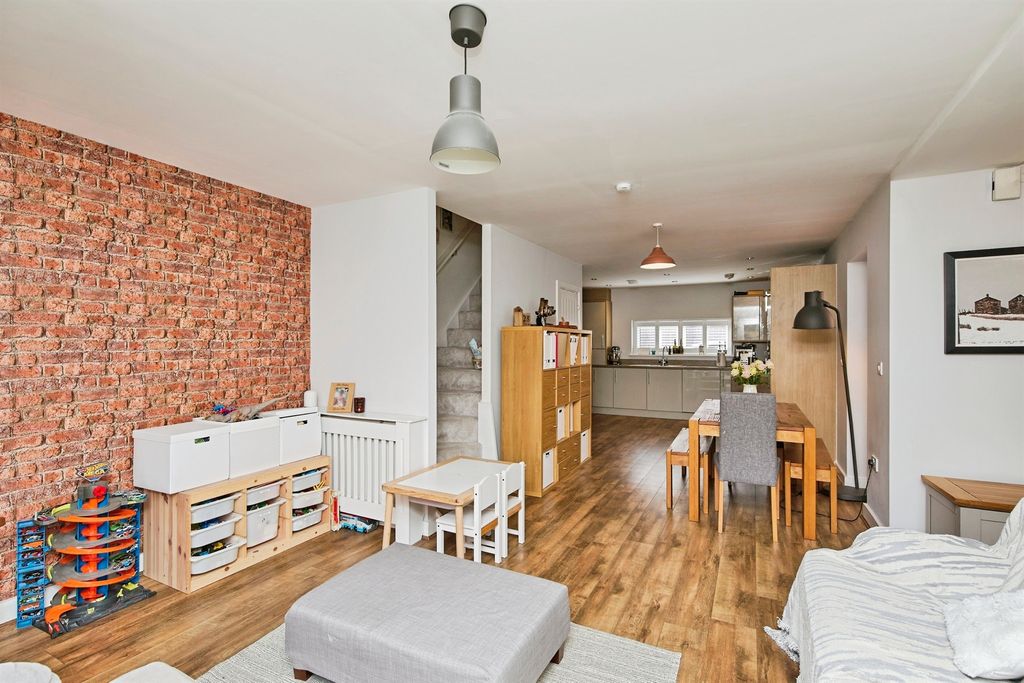 Property photo 2 of 20