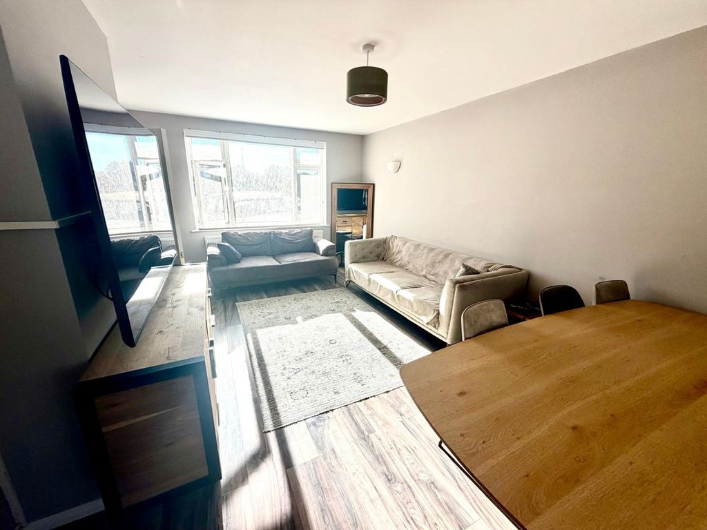 Property photo 2 of 13 Lounge