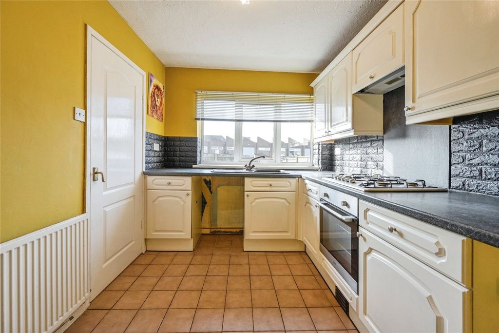 Property photo 3 of 17 Kicthen