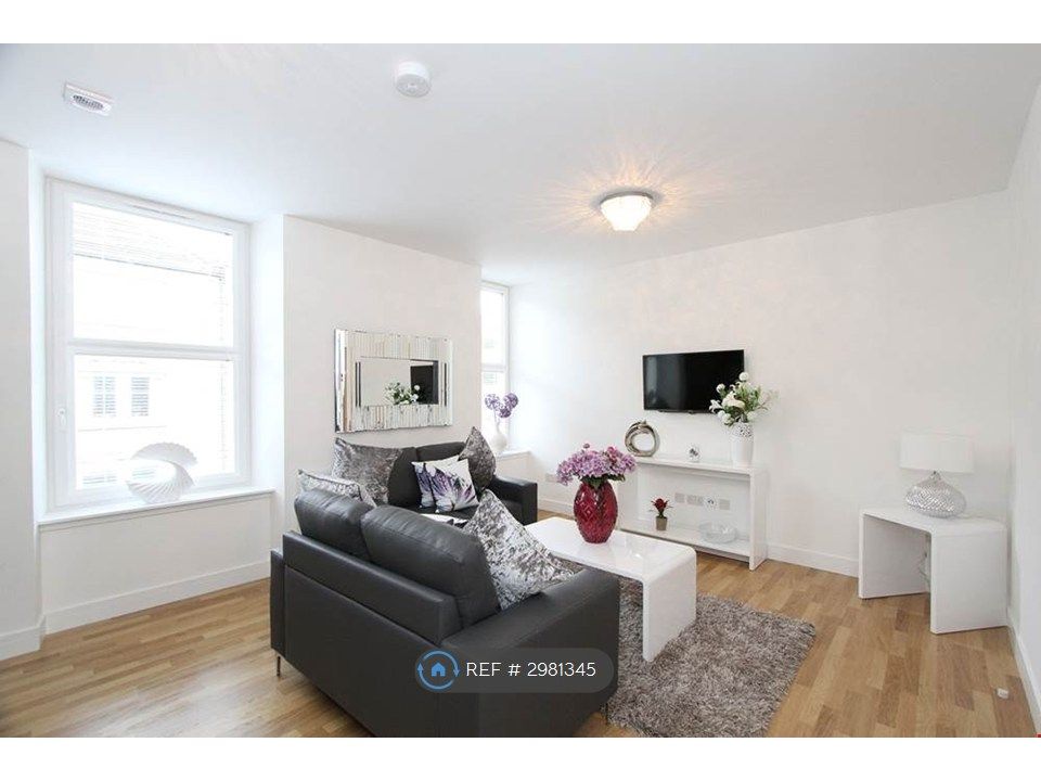 Property photo 1 of 7 Livingroom