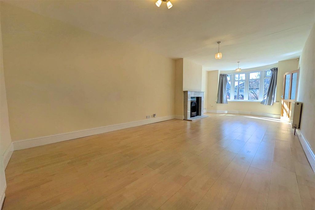 Property photo 2 of 12 Lounge