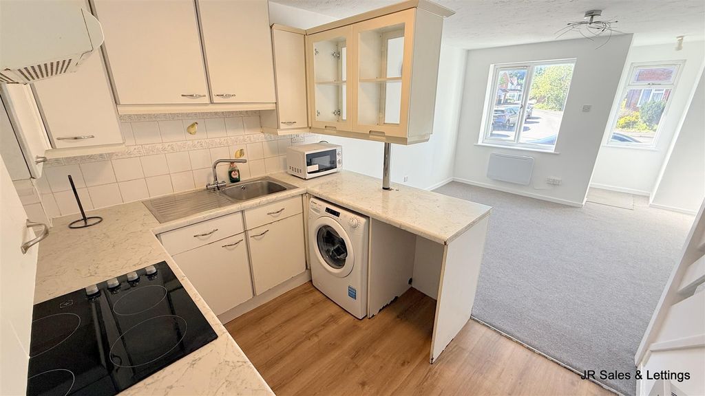 Property photo 3 of 9 Living Room/Kitchen