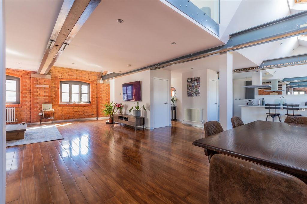 Property photo 1 of 23 Severn Square 4-23.Jpg