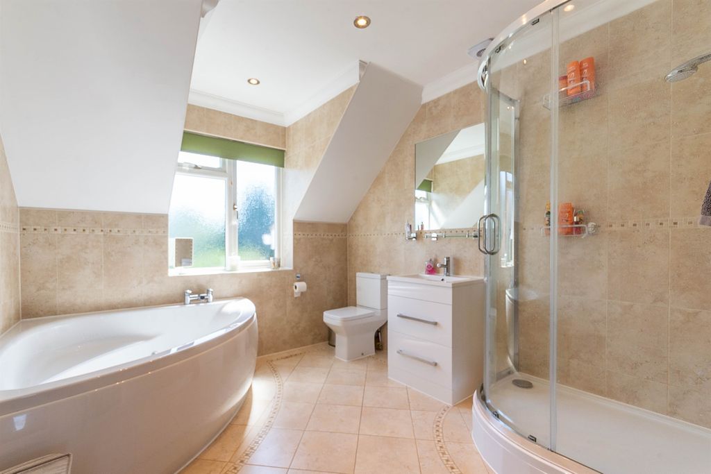 Property photo 3 of 19 Bathroom