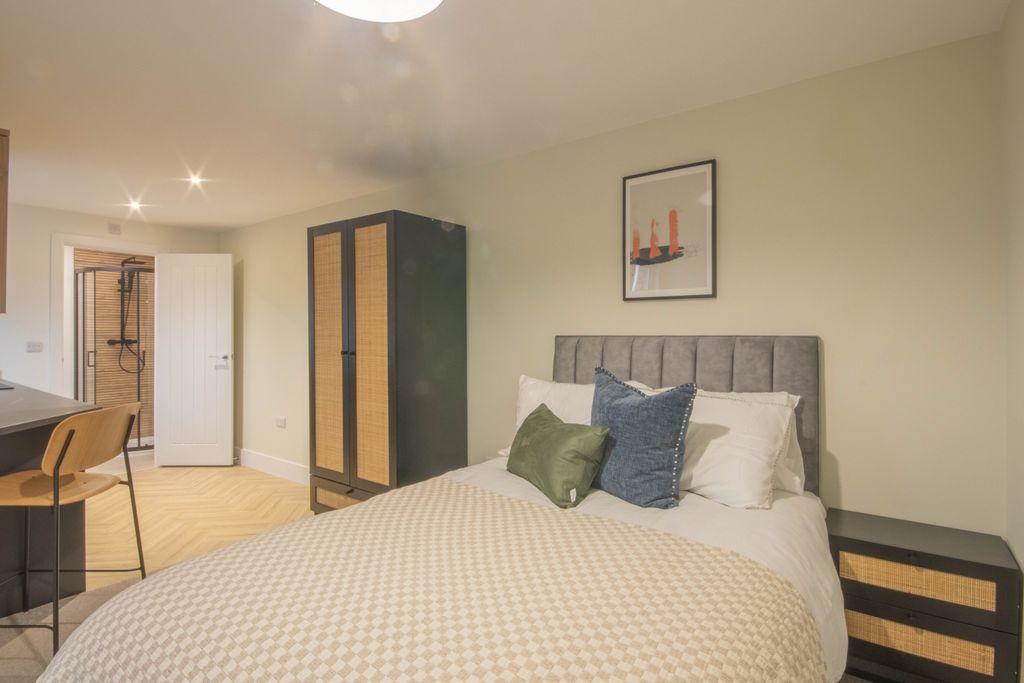 Property photo 2 of 5 Top Floor Rear Studio 2-1