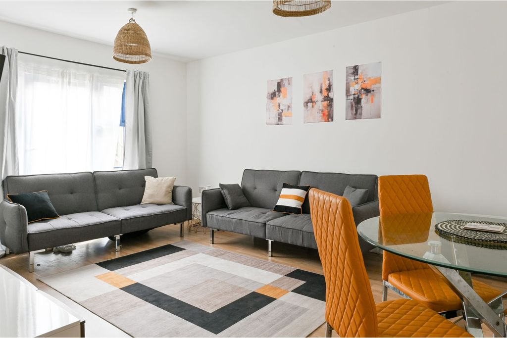 Property photo 1 of 10 Living / Dining Room