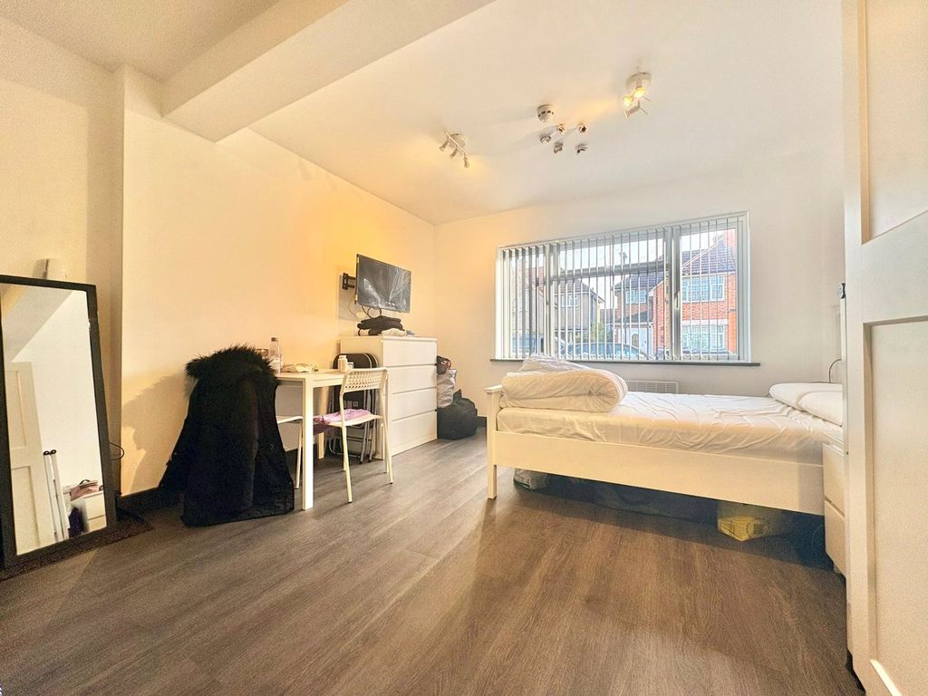 Property photo 1 of 6 Bedroom