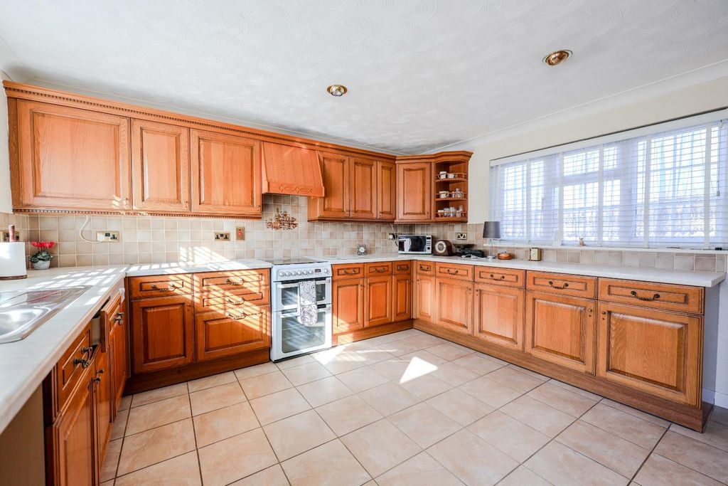 Property photo 2 of 30