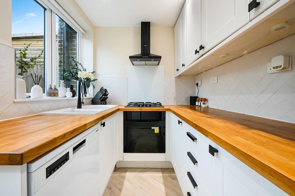 Property photo 2 of 14 Glastonbury Road