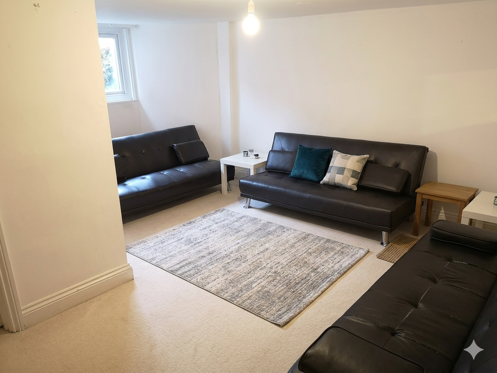 Property photo 3 of 8 Lounge