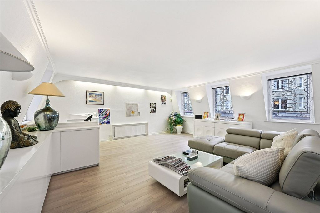 Property photo 2 of 10 Lounge