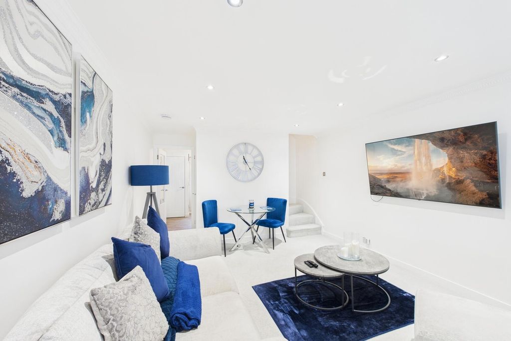 Property photo 2 of 24 Living Room