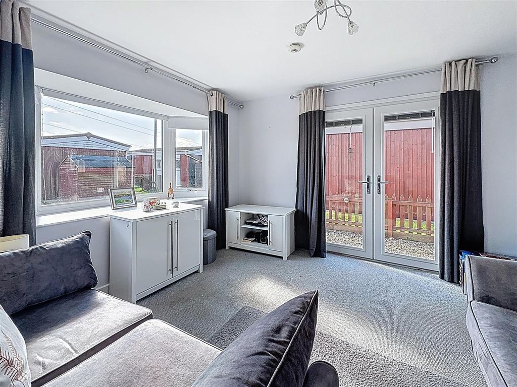 Property photo 3 of 11 Lounge