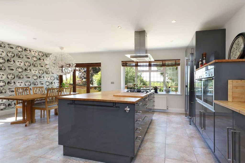 Property photo 2 of 16 Kitchen/Dining Room