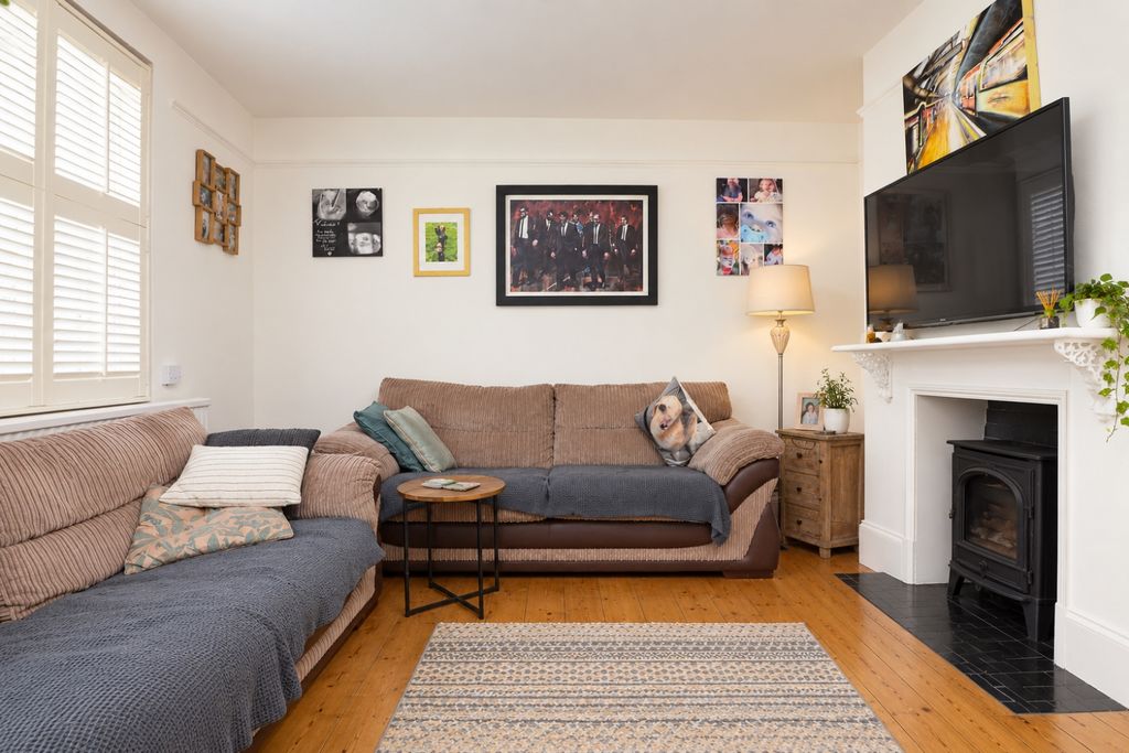 Property photo 3 of 10 Living
