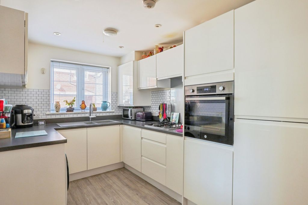 Property photo 3 of 18 Kitchen