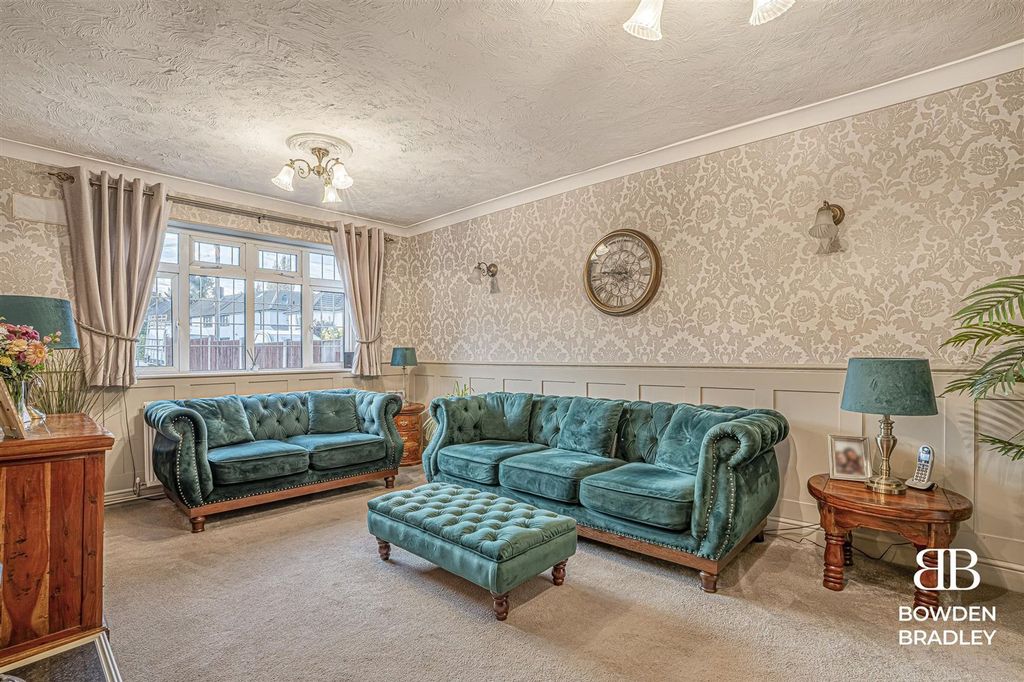 Property photo 3 of 27 Lounge