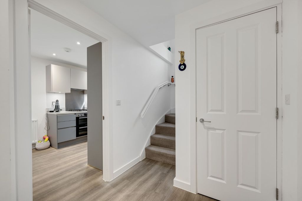 Property photo 3 of 17 4952303