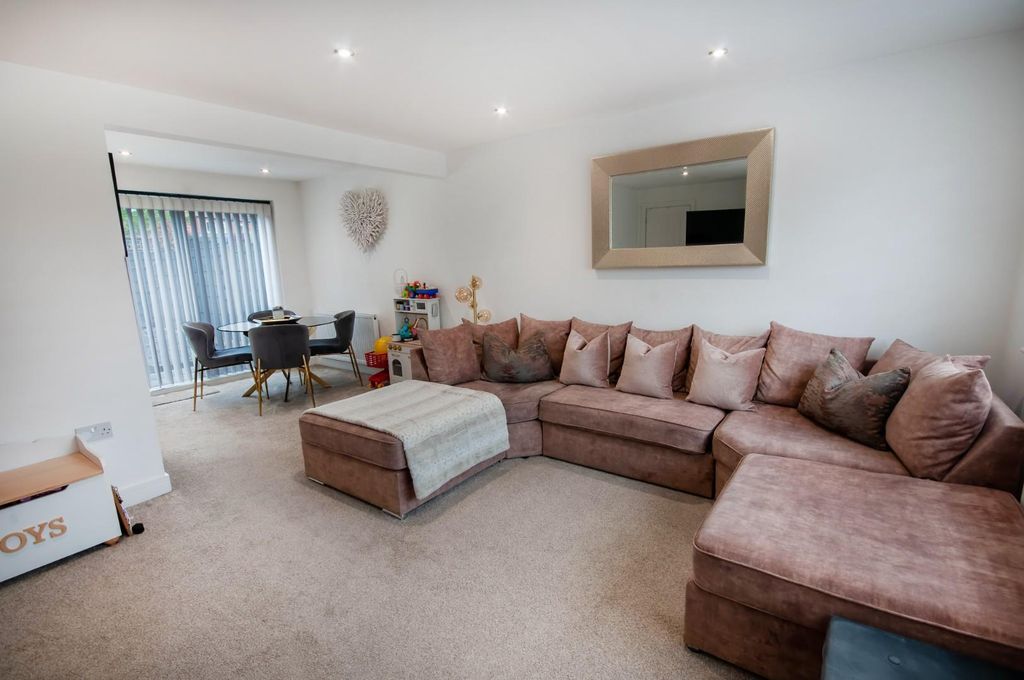 Property photo 2 of 21 Through Lounge