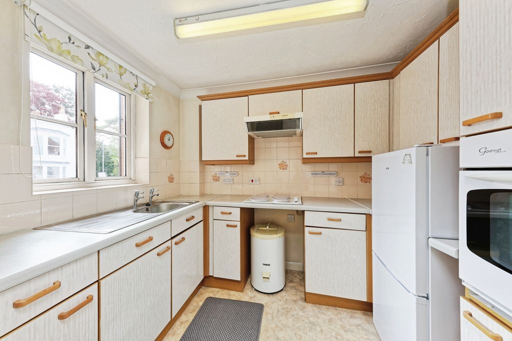 Property photo 3 of 11 Kitchen