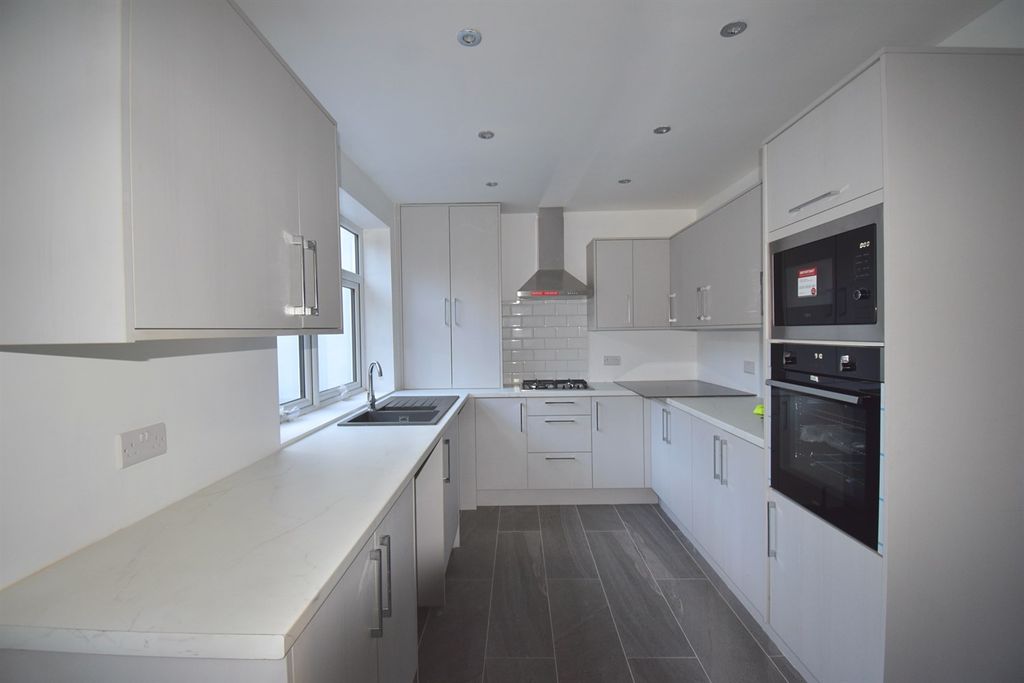 Property photo 3 of 13 Fitted Kitchen