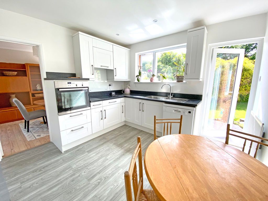 Property photo 3 of 10 Kitchen