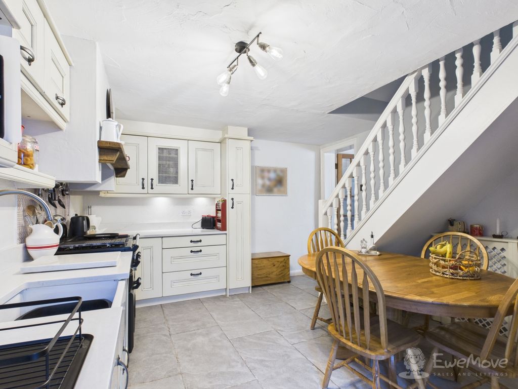 Property photo 3 of 17 Kitchen