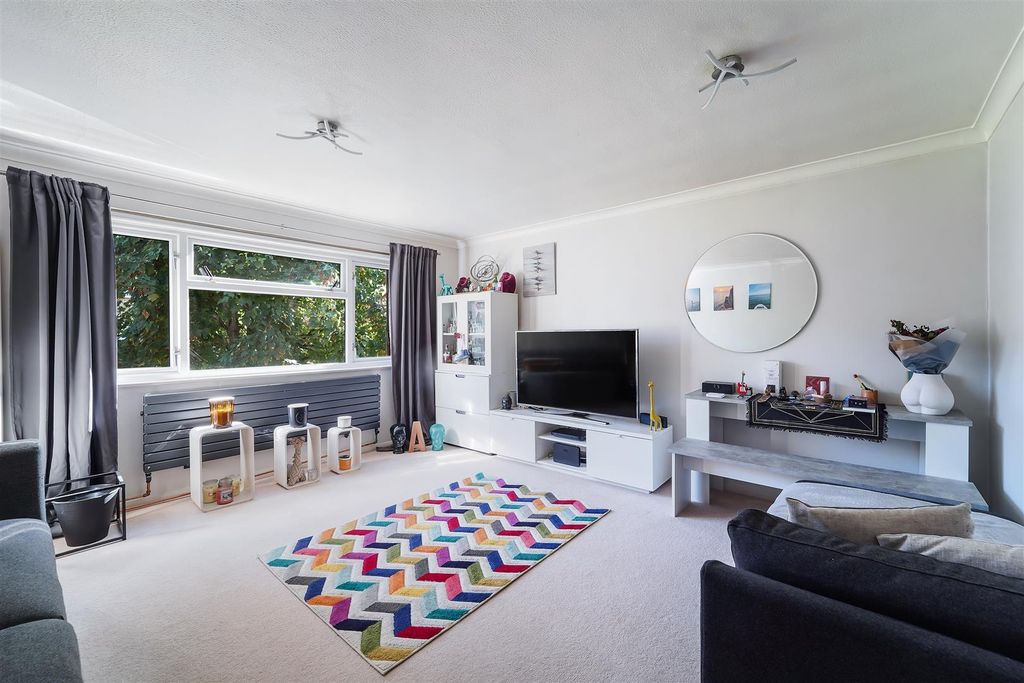 Property photo 2 of 16 Tonbridge Close, 19 (3).Jpg
