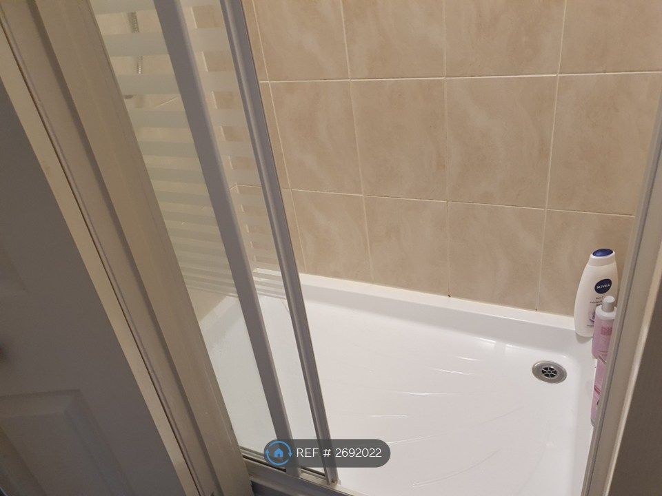 Property photo 3 of 7 Shower