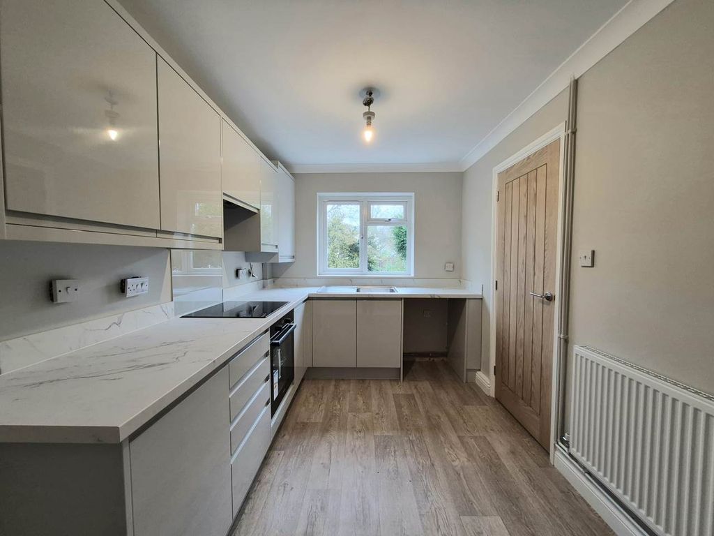 Property photo 3 of 11 Kitchen