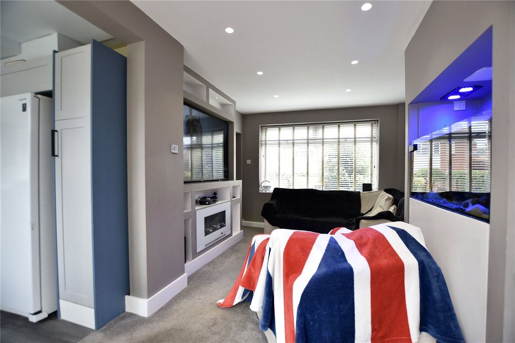 Property photo 3 of 13 Lounge