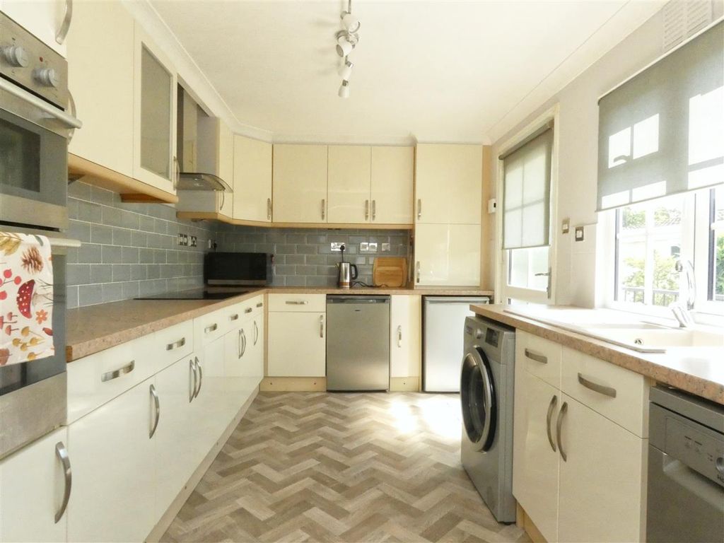 Property photo 3 of 25 Kitchen