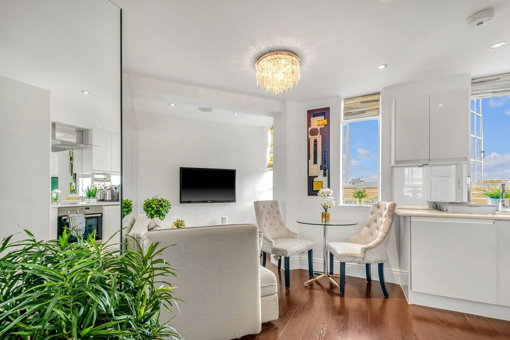 Property photo 1 of 18 Living Room