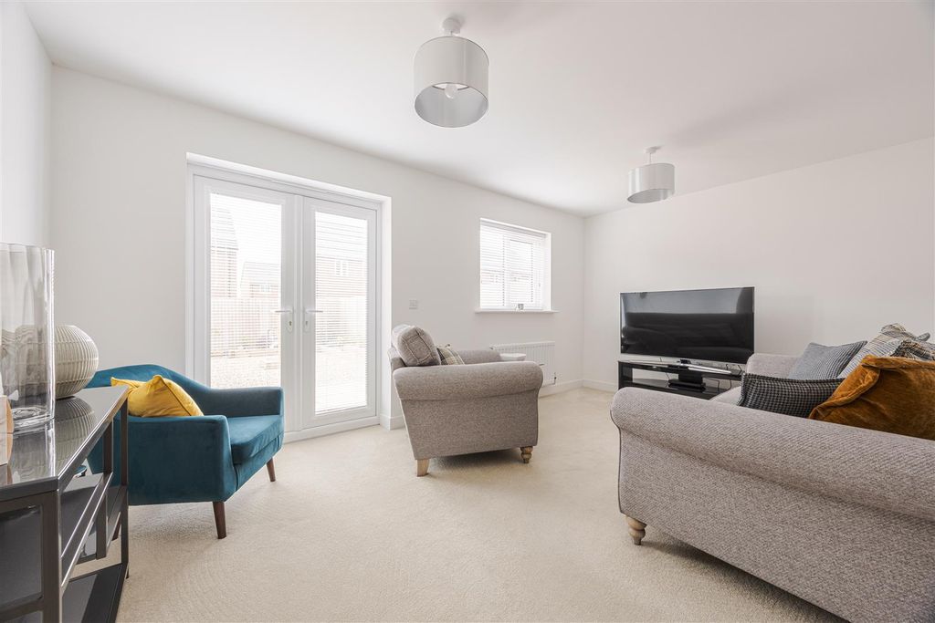 Property photo 3 of 16 Lounge