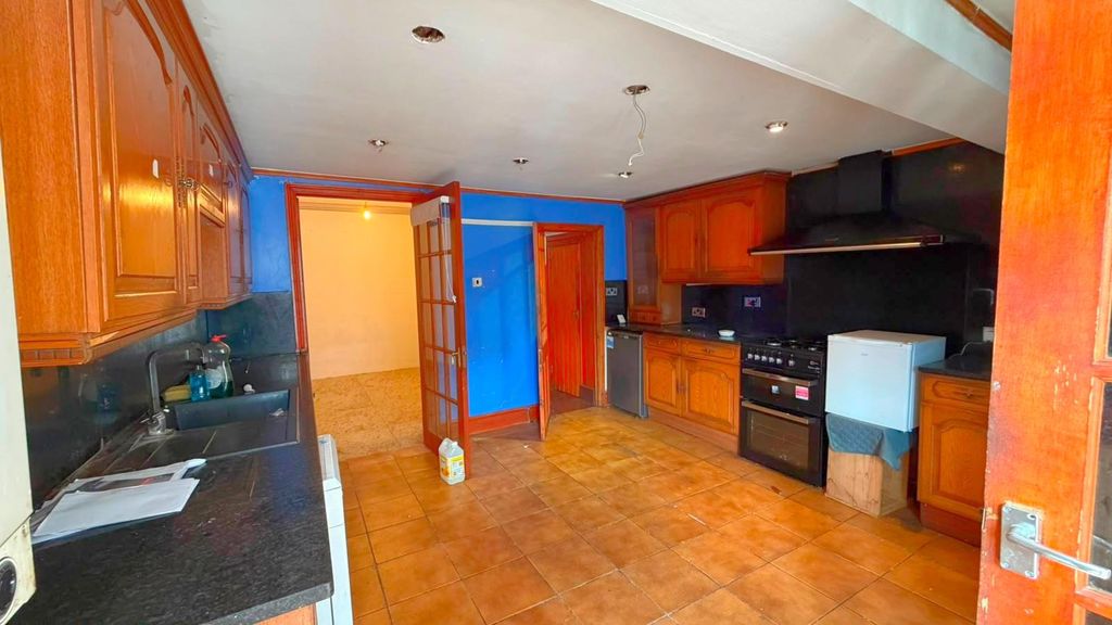 Property photo 3 of 4 Palestine Grove Colliers Wood House For Sale  (3).