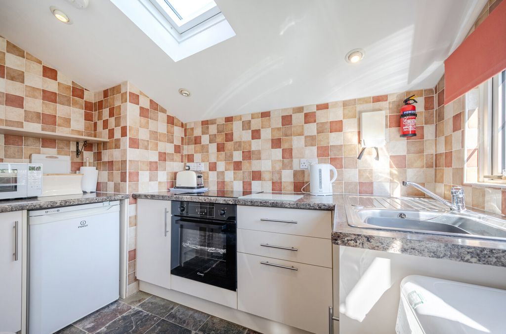 Property photo 3 of 11 Kitchen