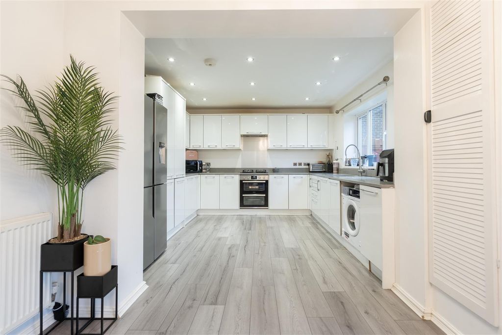 Property photo 3 of 9 Kitchen