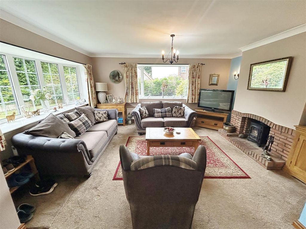 Property photo 3 of 26 Lounge