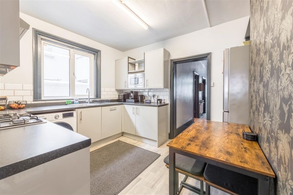 Property photo 2 of 14 5 Fonthill Road-4.Jpg