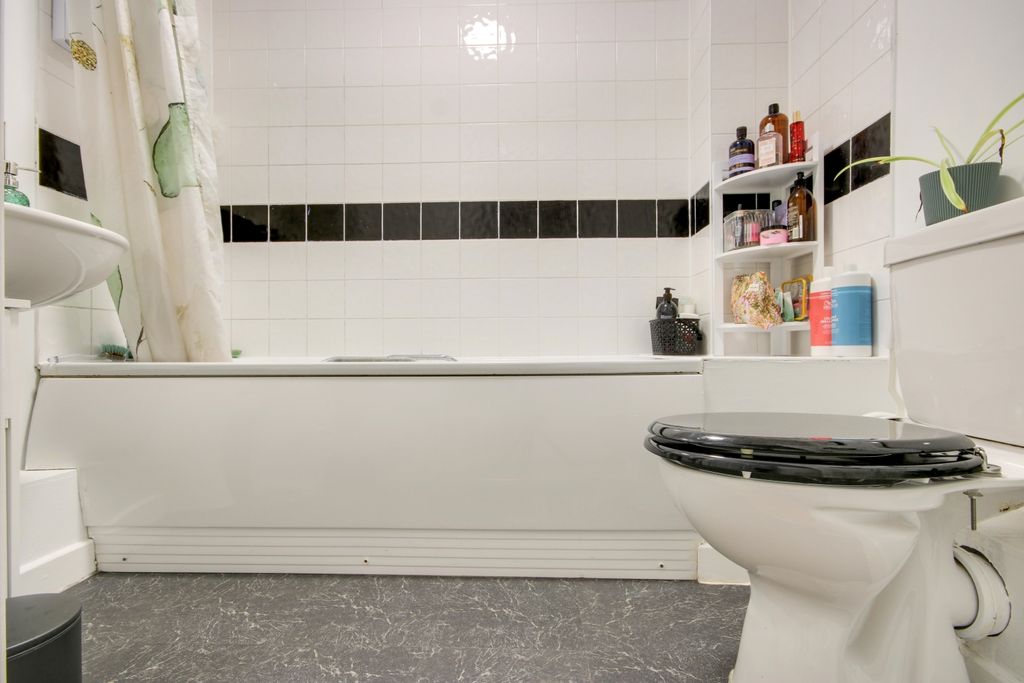 Additional image 9 of 2 bed flat for saleAspen Grove, Fremington, Barnstaple, Devon EX31