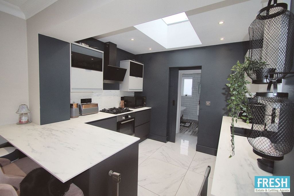 Property photo 2 of 32