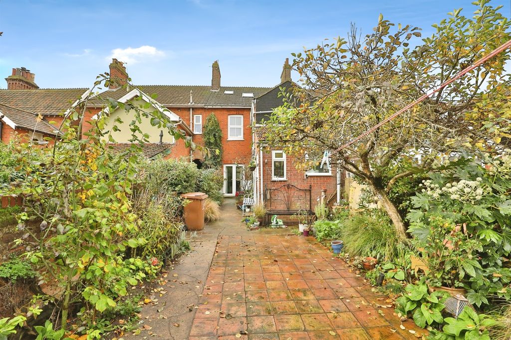 Property photo 2 of 17