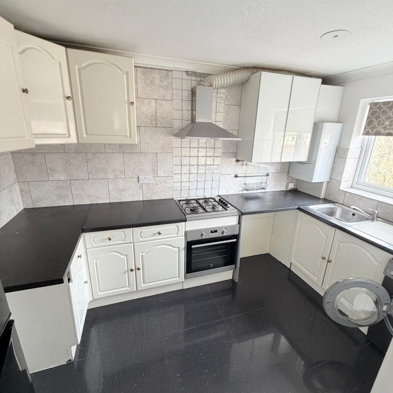 Property photo 1 of 11 2 Bed Maisonette For Sale Chestnut Close, West Drayton Ub7