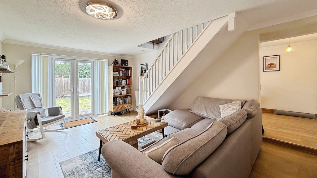 Property photo 3 of 17 Lounge